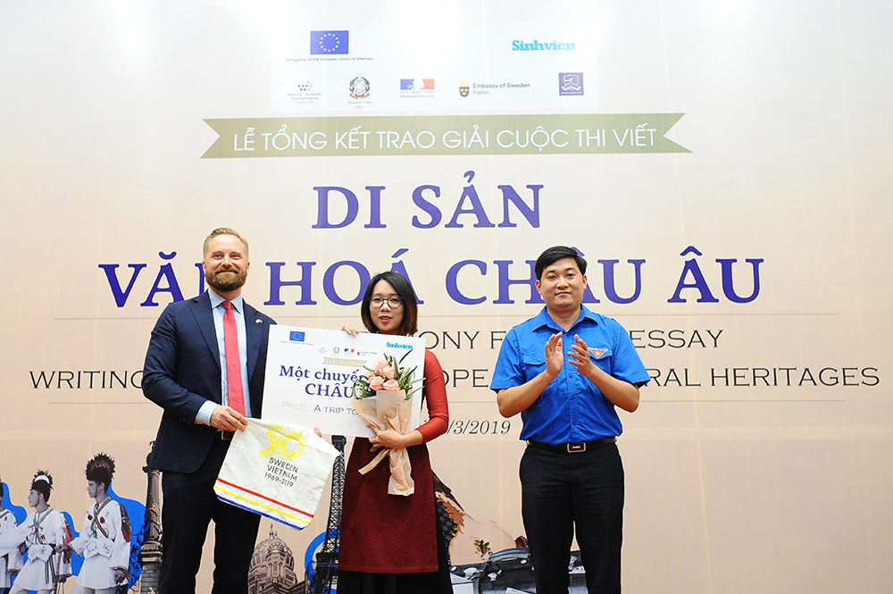 Thùy Hương nhận giải Nhất cuộc thi viết về Di sản Văn hóa châu Âu. Ảnh do nhân vật cung cấp. 
