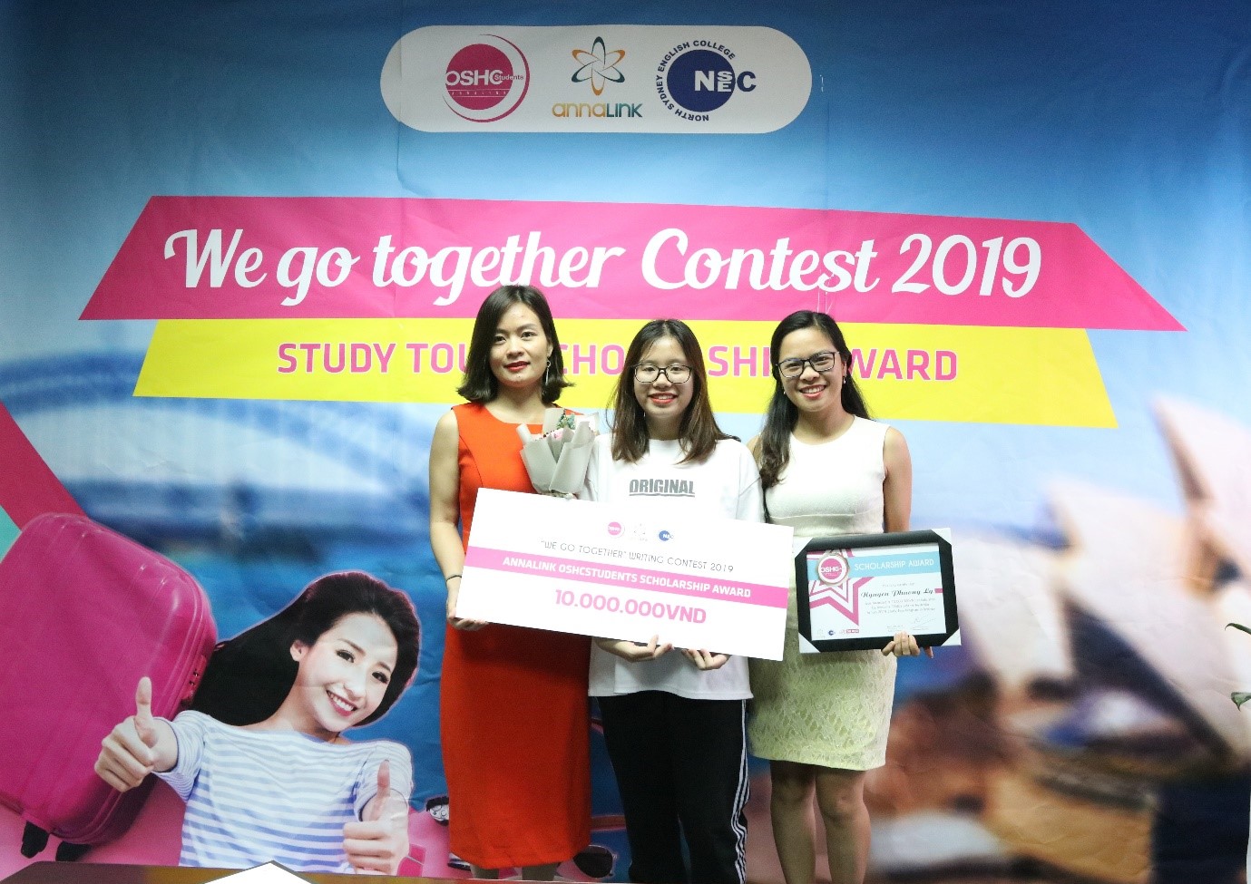 Phương Ly nhận học bổng tại văn phòng Annalink Hà Nội