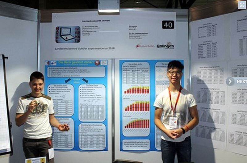 Simon Nguyễn (đeo kính) đạt giải 3 về toán tin học tại tiểu bang Baden Würtemberg.