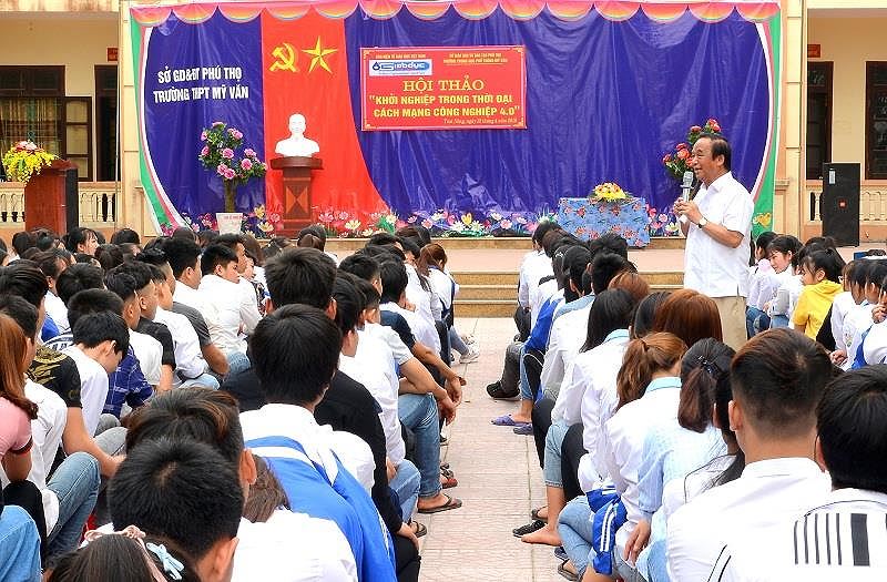 Hội thảo thu hút gần 1.000 thầy cô, học sinh với những hỏi đáp tới Giáo sư, Nhà giáo nhân dân Nguyễn Lân Dũng về khởi nghiệp thời đại cách mạng công nghiệp 4.0. Ảnh: Công Tiến