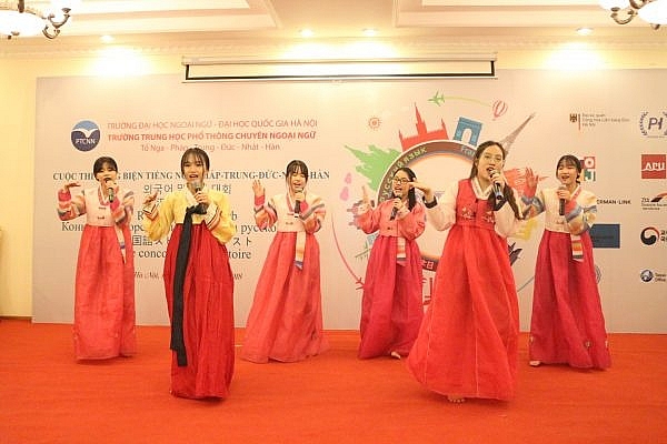 Một tiết mục văn nghệ Hàn Quốc tại ĐHNN. Ảnh: ĐHNN, ĐHQG HN.