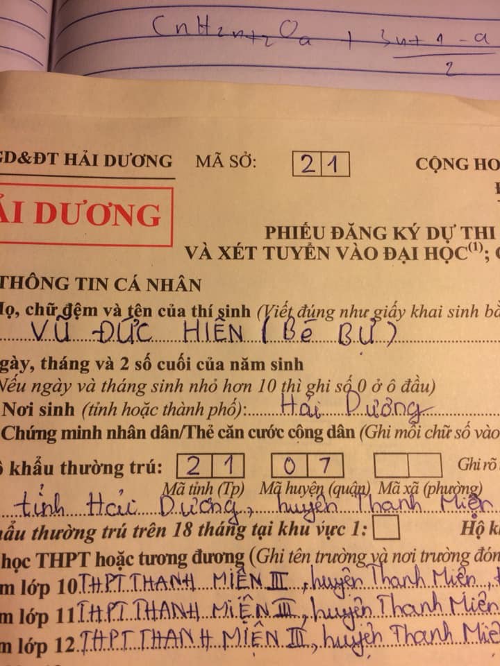 Thế lúc vào phòng thi thì giám thị phải mời Đức Hiền hay Bé Bự vào nhỉ?