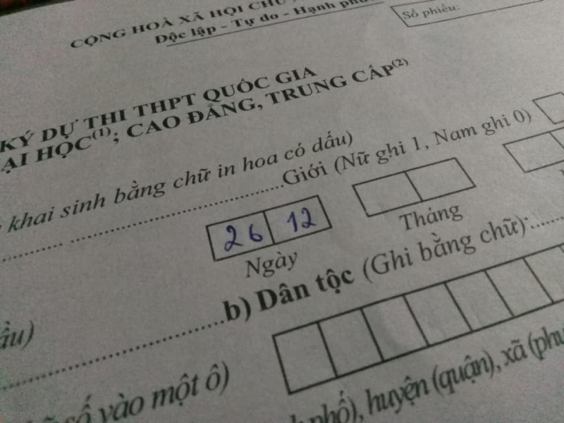 Không biết bạn này sinh ra ở hành tình nào mà 1 tháng có tận 2612 ngày...