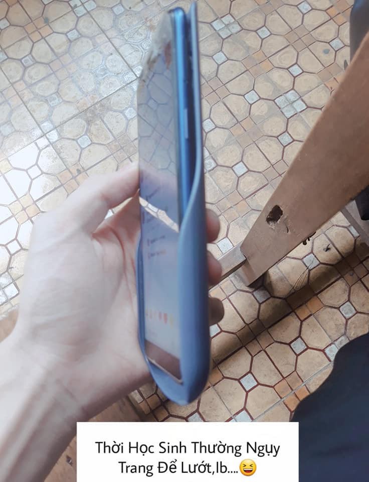 Nguỵ trang tài tình đến mấy thì thầy cô cũng phát hiện ra thôi, cái tội cứ cắm cúi nhìn chằm chằm vào cái máy tính cơ