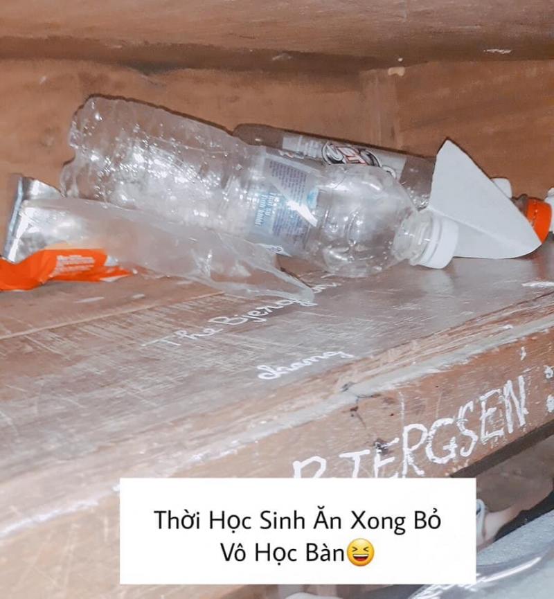 Ăn vội uống vội nên đến khi vào tiết chỉ biết tống vào ngăn bàn. Thế nhưng hết giờ nên vứt đi nhé chứ đừng để lớp học sau chịu trận