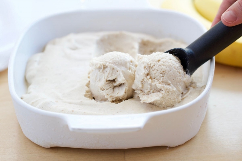 Món kem 1 nguyên liệu làm từ chuối đông lạnh và xay mịn vô cùng healthy.