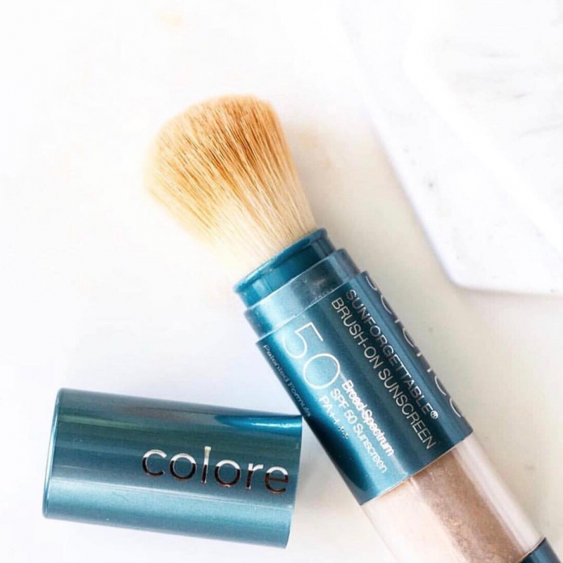 Bột chống nắng của Colorescience dễ tán, tiệp vào da và để lại lớp màng bảo vệ mịn lì, khô ráo. Với chỉ số SPF 50, bạn sẽ không cần phải lăn tăn về công hiệu chống nắng của sản phẩm này; chưa hết, nhờ chiết xuất tảo đỏ, làn da của bạn cũng sẽ được chăm sóc và nuôi dưỡng cùng lúc.