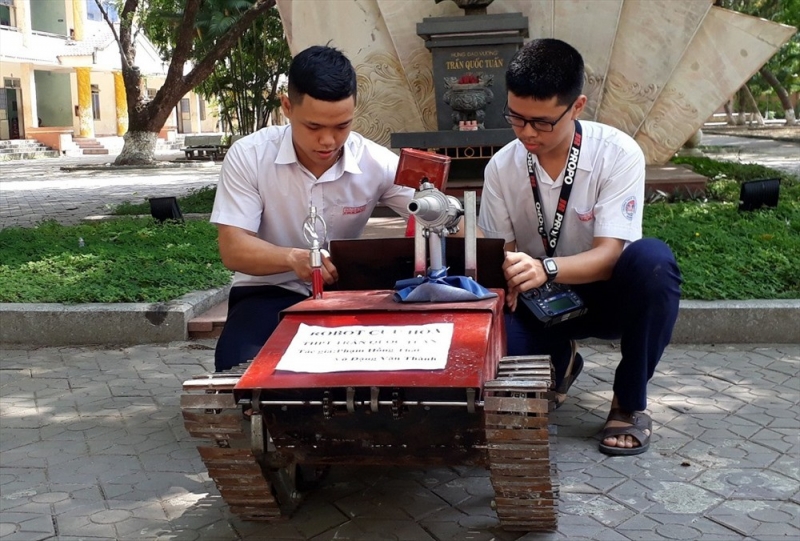 Thái và Thành cùng chế tạo thành công mô hình Robot cứu hỏa.