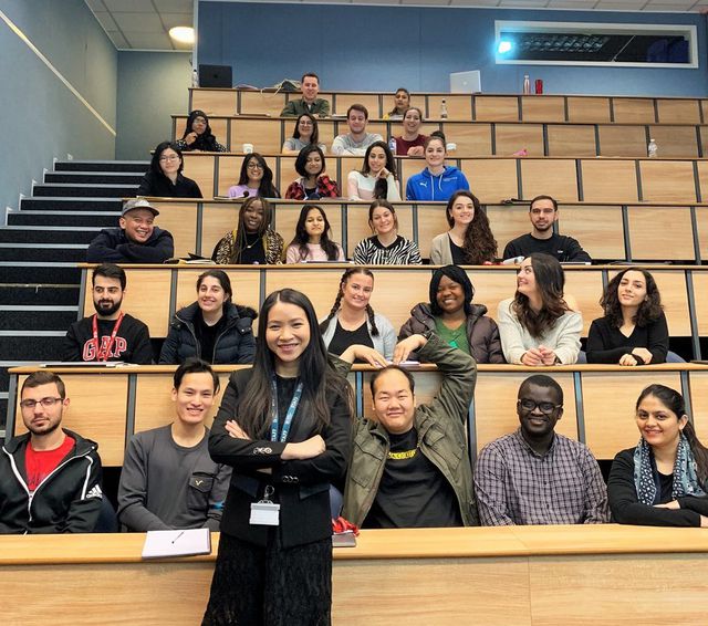 Tiến sĩ Lương Ngân cùng sinh viên lớp Quản trị Thương hiệu tại Đại Học London South Bank.