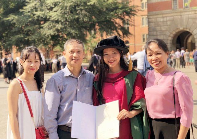 Ngân cùng bố mẹ và em gái trong ngày cô bảo vệ thành công luận án Tiến sĩ tại Anh.