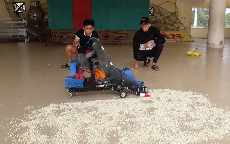 Chiếc máy đang chạy thử nghiệm để thu nông sản trên sân phơi.