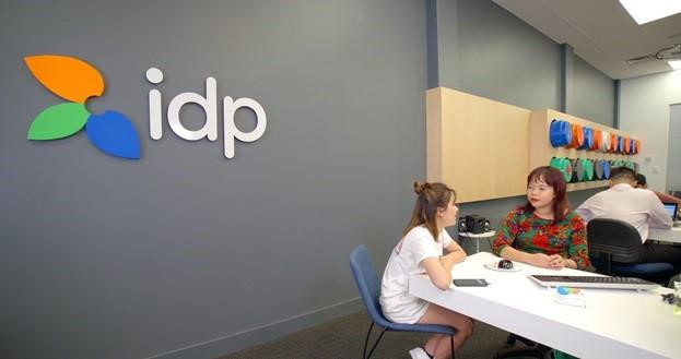 IDP chuyên tư vấn du học, giới thiệu học bổng và hỗ trợ học sinh làm hồ sơ xin visa du học.