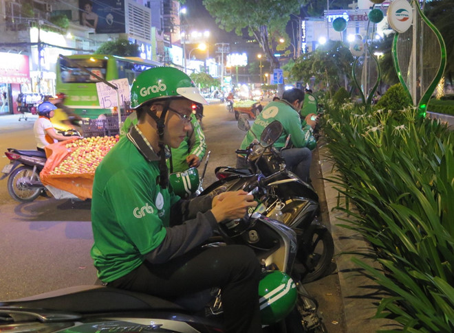 Anh Thái chạy Grab bike đón khách trước tòa nhà Viettel đường Cách Mạng Tháng Tám