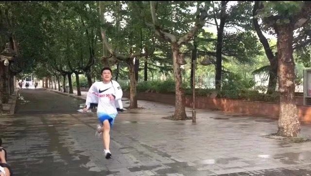 Ngay từ trong sân trường, anh chàng đã ráng chạy hết tốc độ