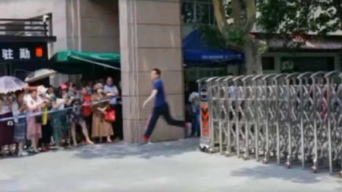 Một chàng trai khác cũng đi mà như bay ra khỏi cổng trường thi