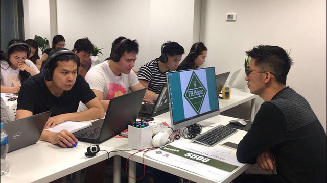 Học viên của PTE Helper đang thực hành các phần thi trên máy tính