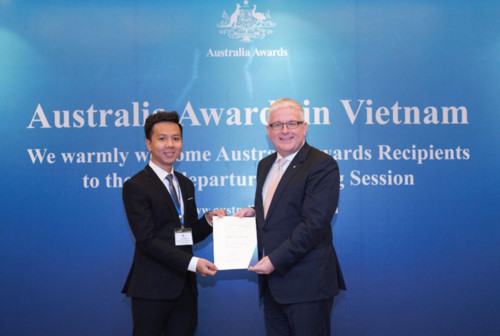 Võ Văn Ốc nhận chứng nhận đạt Học bổng Chính phủ Australia từ Đại sứ Australia tại Việt Nam - ngài Craig Chittick
