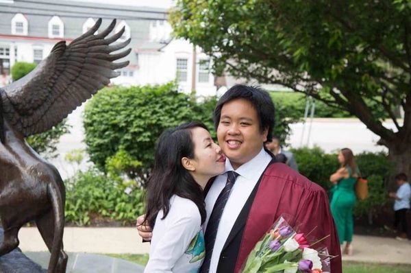 Ba mẹ Đỗ Nhật Nam rất tự hào về thành tích của con trai và đã có mặt tại lễ nhận bằng tốt nghiệp của con.