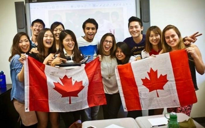 Canada sử dụng 2 ngôn ngữ chính là tiếng Anh và tiếng Pháp.