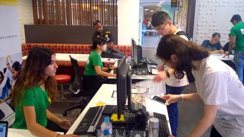 Shakeela Shahid (ngoài cùng bên trái) đang theo học chương trình Cử nhân Hệ thống thông tin tại UNSW, đồng thời được nhận vào làm việc tại phòng IT & Quản lý dự án của trường theo chương trình tình nguyện UNSW Hero.