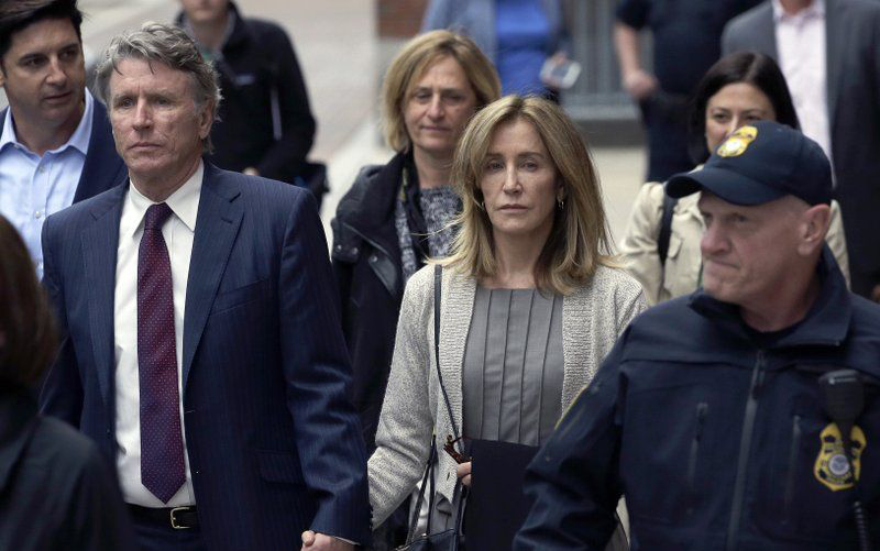 Felicity Huffman (thứ 2 từ phải sang) đang phải trả giá cho những sai lầm liên quan đến bê bối chạy điểm cho con của bà. Ảnh: Reuters