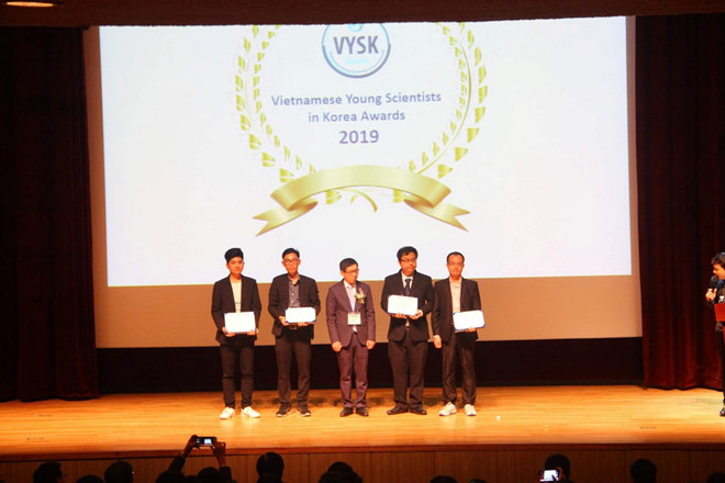 Những nhà khoa học trẻ Việt Nam nhận giải thưởng