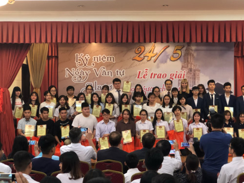 Trao giải cho học sinh đạt giải tại cuộc thi Olympic tiếng Nga, Toán học, Vật lý và Tin học năm 2019