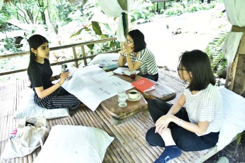 Linh làm việc nhóm với hai nhà hoạt động xã hội trẻ đến từ Ấn Độ và Malaysia trong Hội nghị ChangemakerXchange ở thành phố Manila, Philippines năm 2018.