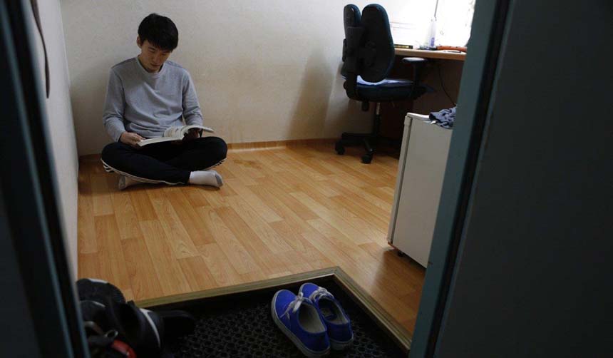 Theo học dài lâu tại các trung tâm, các học viên phải bỏ không ít tiền để thuê những căn hộ có kích thước nhỏ, chỉ dành cho một người ở. Ảnh: SCMP.