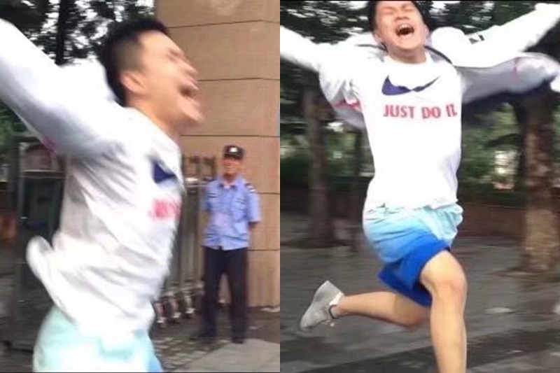 Có thể nhìn thấy phía bên kia các bác bảo vệ cũng bật cười trước hành động vui trên mức tưởng tượng của anh chàng này