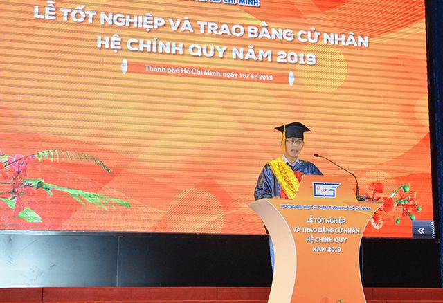Bùi Đức Thiên Ngọc Sơn, thủ khoa đầu ra ngành Sư phạm Toán của trường ĐH Sư phạm TP.HCM đại diện cho 34 thủ khoa đầu ra của trường phát biểu