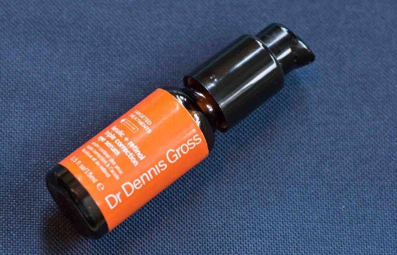 Dr Dennis Gross Ferulic + Retinol Triple Correction Eye Serum (Giá gốc: 1.613.000VNĐ): Sản phẩm này chứa thành phần chính là rễ cam thảo với công hiệu làm sáng da đỉnh cao. Và tất nhiên hãng cũng không bỏ qua Retinol – cái tên vàng trong làng chống lão hóa và còn cho thêm cả Acid Ferulic chống oxy hóa cực mạnh.