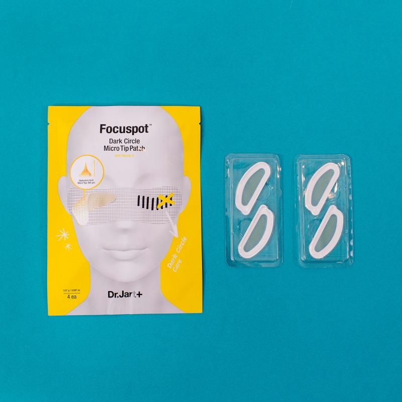 Dr.Jart+ Focuspot Dark Circle Microtip Patch (Giá gốc: 421.000VNĐ): Em mặt nạ mắt này đã bắt kịp xu hướng miếng dán tự tan – thiết kế được chứng minh là giúp da hấp thụ nhiều tinh chất hơn là cách bôi hoặc đắp thông thường. Sản phẩm được mô tả hơi "rùng rợn" là có tác dụng mạnh mẽ như một mũi tiêm trực tiếp HA, Vitamin A, peptide vào vùng da dưới mắt.
