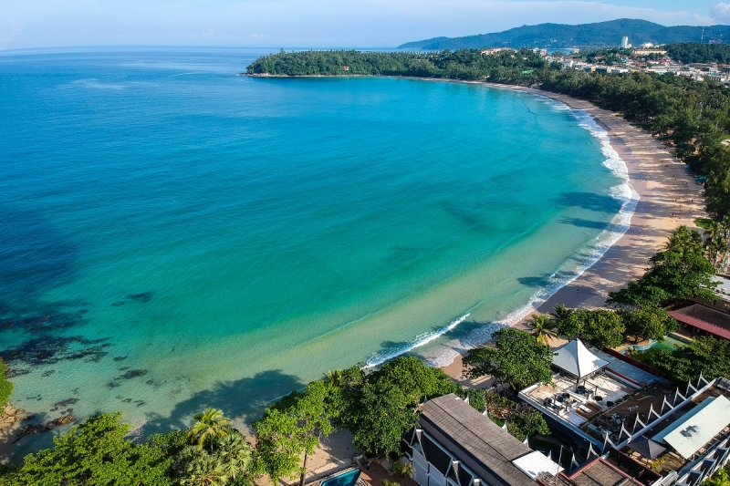 Là một trong những tỉnh phía nam Thái Lan, Phuket sở hữu nhiều bãi biển hoang sơ, đặc trưng bởi sự yên bình và tĩnh lặng. Trong các bãi tắm ở đây, Kata là điểm đến sạch và phù hợp với trẻ nhỏ nhất trên đảo.