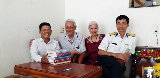 Anh Nha được bạn đọc tặng sách cho thư viện Nắng Mai