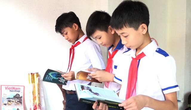 Nhiều bạn học sinh tìm đến thư viện Nắng Mai vừa học, vừa thư giãn bằng nhiều tập truyện tranh
