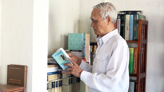 Một cán bộ hưu trí đến thư viện Nắng Mai để tìm những cuốn sách hay
