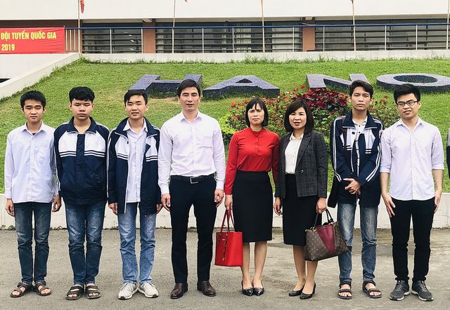 Nguyễn Minh Quân (đứng ngoài cùng bên phải ảnh) và Hiệu trưởng Nguyễn Thị Hồng Thúy cùng các bạn trong Kỳ thi chọn đội tuyển quốc gia dự Olympic Tin học Châu Á năm 2019.