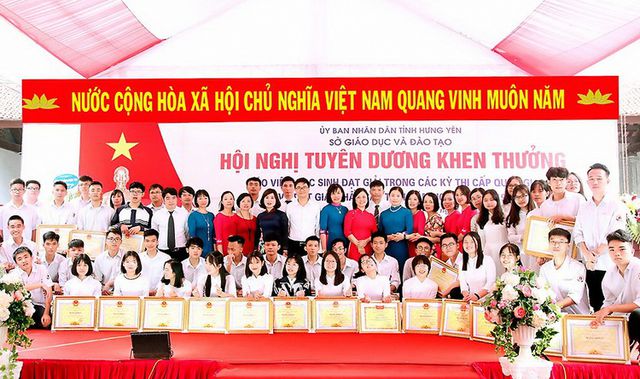 Tập thể giáo viên cùng những học sinh ưu tú Trường THPT chuyên Hưng Yên được tỉnh Hưng Yên vinh danh tại khu di tích Văn Miếu - Xích Đằng tháng 5/2019.