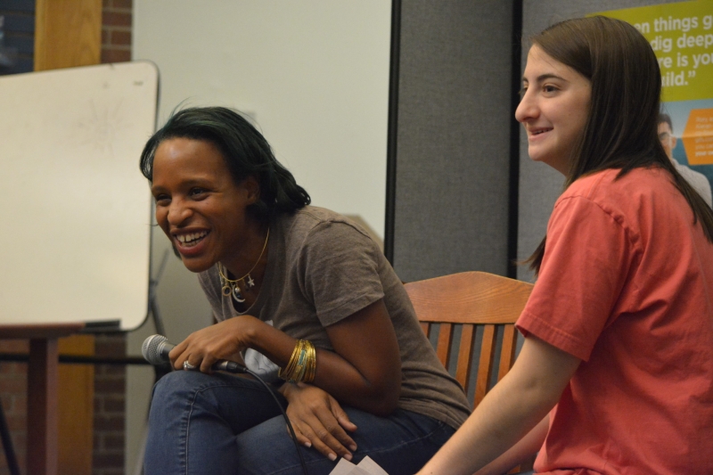 Tác giả Nicola Yoon (bên trái)