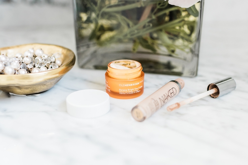 Ole Henriksen Banana Bright Eye Crème (Giá gốc: 888.000VNĐ): Ngoài thành phần Vitamin C thường thấy trong các sản phẩm nổi tiếng của hãng, em kem mắt này còn có chứa bột chuối, giúp tăng khả năng làm sáng da và chống lại sự oxy hóa.