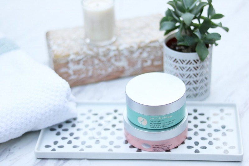 Patchology FlashPatch Rejuvenating Eye Gel (Giá gốc: 1.169.000VNĐ): Caffeine có trong miếng mặt nạ mắt này là một thành phần nổi tiếng trong việc làm mờ quầng thâm. Không những thế, collagen thủy phân còn giúp làm đầy những vùng da có dấu hiệu chảy xệ. Hai miếng mặt nạ và 5 phút nghỉ ngơi – nhà sản xuất hứa hẹn sẽ trả lại vẻ tươi mới cho đôi mắt của chúng mình.
