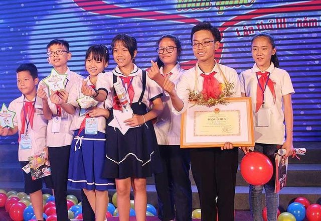 Hoàng Phúc Nguyên (ôm bằng khen), nam sinh liều mình cứu sống hai em nhỏ bị đuối nước.