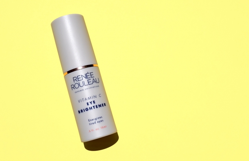 Renee Rouleau Vitamin C Brightener (Giá gốc: 1.390.000VNĐ): Sản phẩm này hứa hẹn điều trị cả những ca thâm mắt bẩm sinh, nghe hấp dẫn quá đúng không ạ? Thành phần chính của em nó là Haloxyl 2% - một loại peptide làm giảm sự đổi màu của các sắc tố dưới da thành đỏ hoặc xanh. Ngoài serum này còn chứa Vitamin C giúp kích thích vùng da dưới mắt sản xuất collagen.