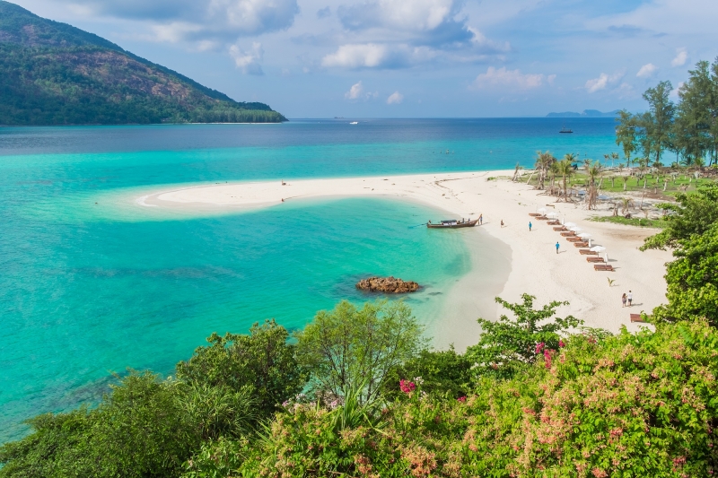 Là cái tên mới nổi trong những điểm du lịch biển ở Thái Lan, bãi Sunrise trên đảo Koh Lipe (tỉnh Satun) tựa thiên đường nhiệt đới hoang sơ chưa được khám phá. Giống như tên gọi, nơi đây thích hợp cho những người thích đón ngày mới với ánh bình minh rực rỡ trên biển. 