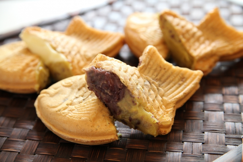 Taiyaki có hình đuôi cá vểnh lên trên và có vỏ tương đuối phẳng, dẹp.