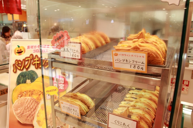 Một hàng bánh taiyaki nhân bí ngô.