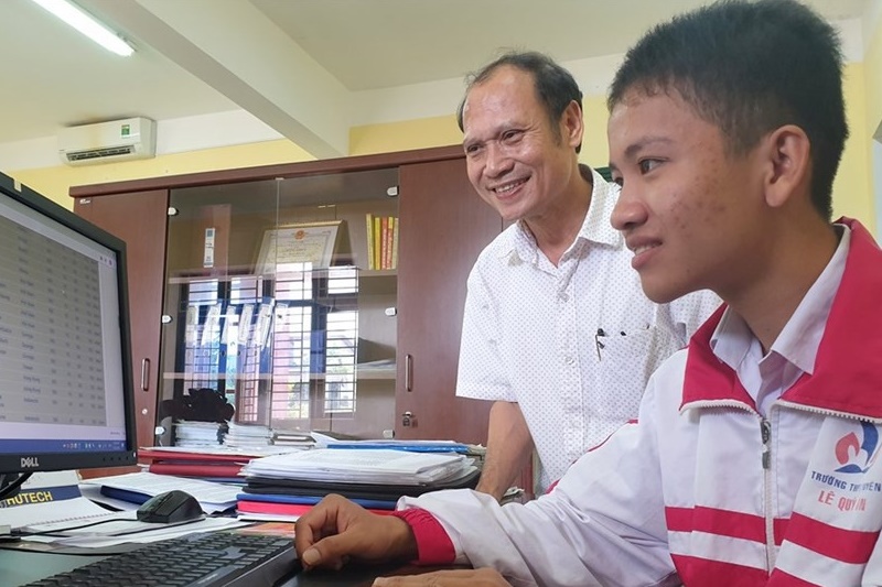 Thái Xuân Đăng và ông Nguyễn Hoài Nam (Hiệu trưởng Trường THPT chuyên Lê Quý Đôn).
