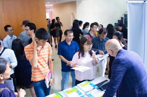 Nhận được sự tư vấn chuyên nghiệp, nhiều phụ huynh phó thác hoàn toàn cho các công ty du học.