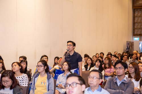 Nhiều phụ huynh và học sinh, sinh viên tham gia chuỗi hội thảo về định hướng ngành học và nghề nghiệp tương lai.